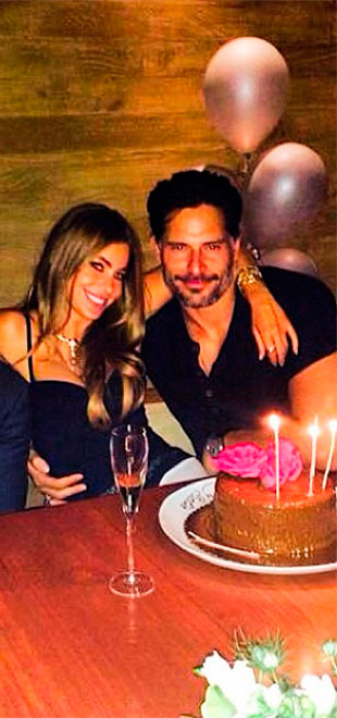 Sofia Vergara e Joe Manganiello são vistos aos beijos
