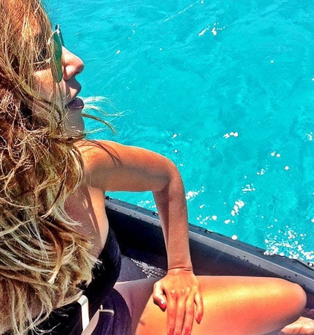 Mariana Rios curte dia ensolarado do verão europeu em barco