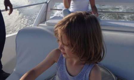 Adriane Galisteu deixa o filho pilotar barco