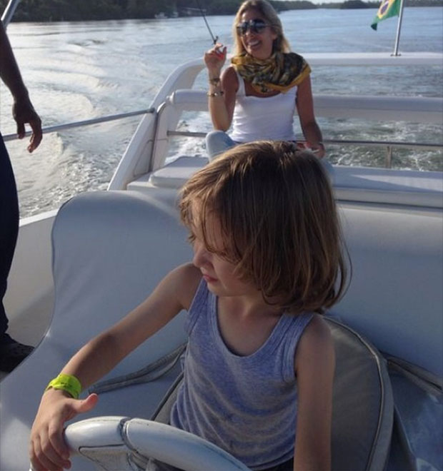 Adriane Galisteu deixa o filho pilotar barco