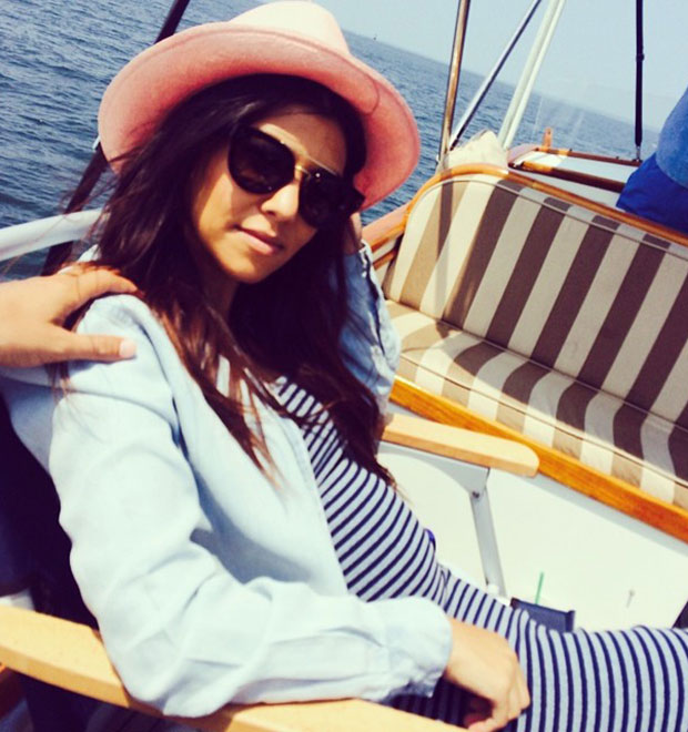 Kourtney Kardashian posta foto usando roupa estilo <i>navy</i>