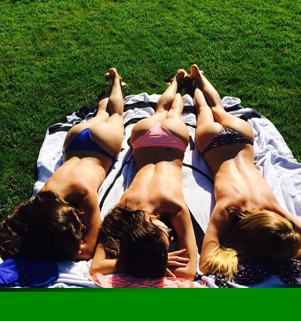 Alessandra Ambrosio toma sol <i>topless</i> com as amigas, veja!