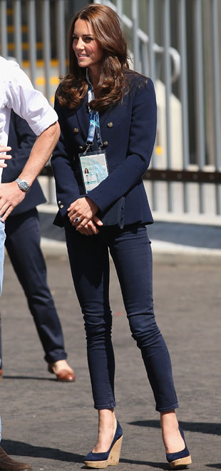 Kate Middleton usa <i>blazer</i> de loja de departamento