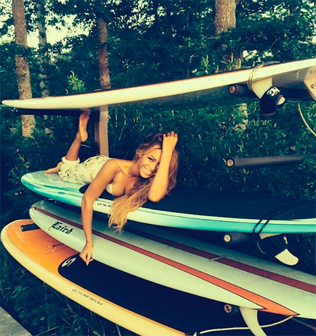 Beyoncé posa em cima de várias pranchas de <i>surf</i>