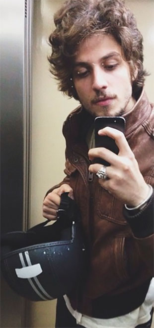 Chay Suede posta foto com visual de motoqueiro, veja!
