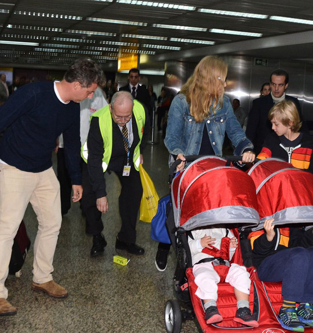 Luciano Huck e Angélica desembarcam com os filhos