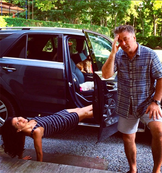 Alec Baldwin está cansado da obsessão de sua esposa por ioga, entenda!