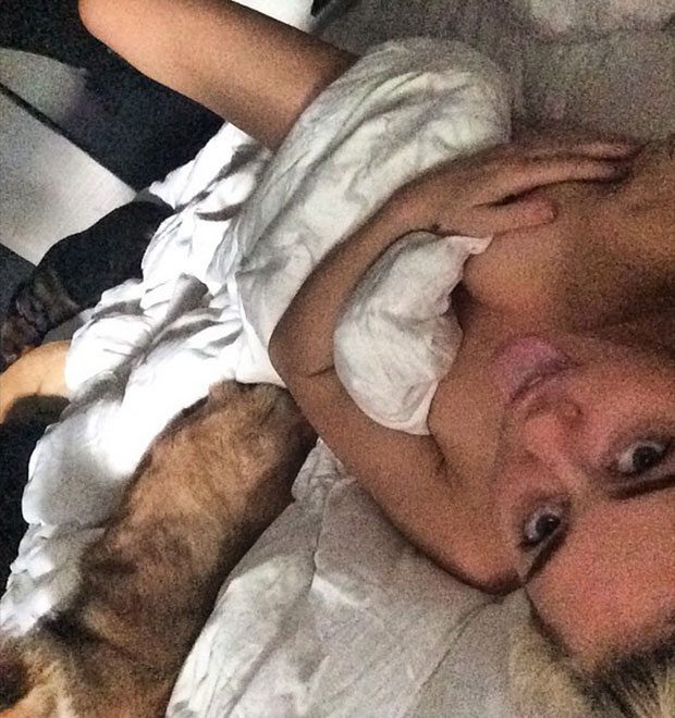 Miley Cyrus posa nua na cama, confira a foto!