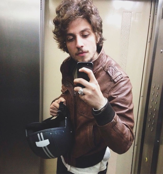 Chay Suede é ovacionado em premiação e diz que está melhor solteiro
