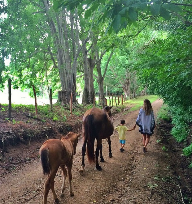 Gisele Bündchen leva o filho para o campo, veja!