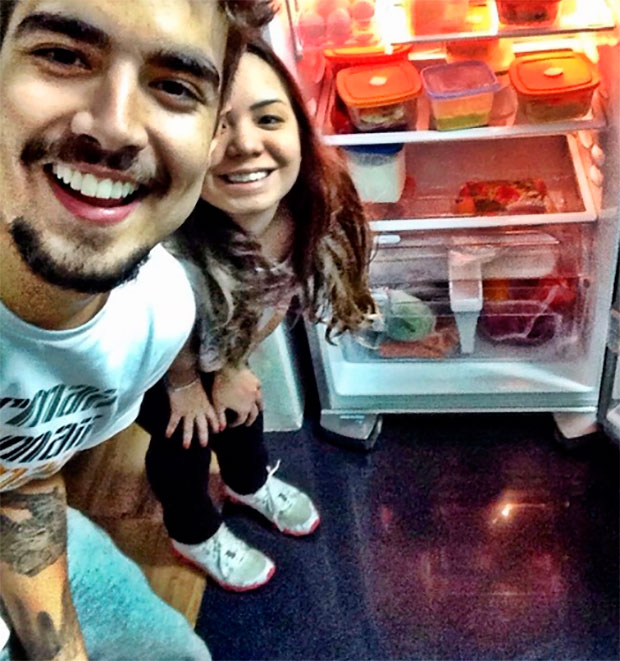 Caio Castro posa em frente a geladeira aberta e desafia sua amiga a cozinhar para ele