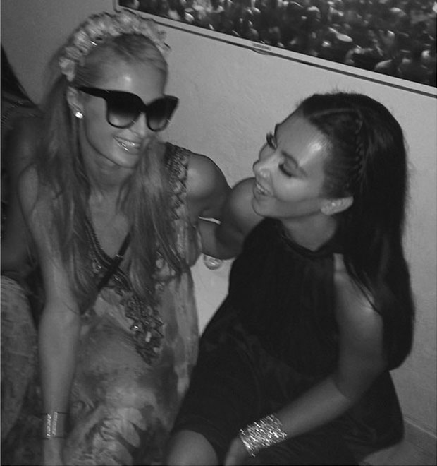Kim Kardashian posa ao lado de Paris Hilton após anos de desentendimento. Entenda!