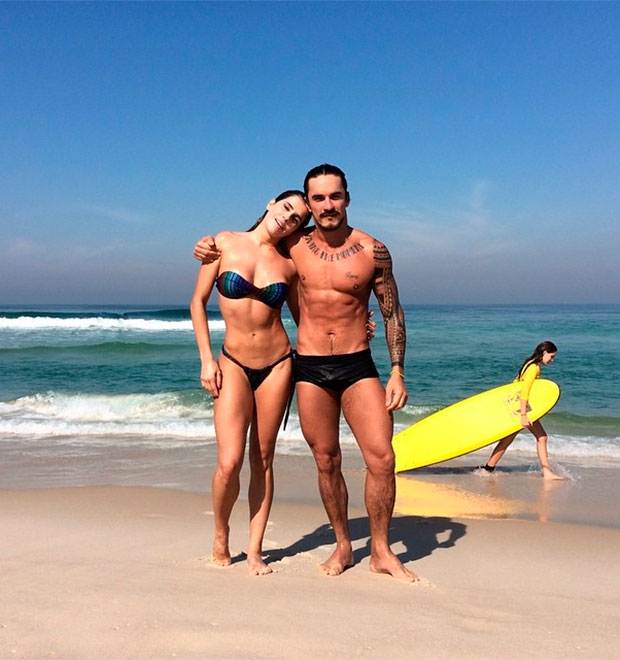 Deborah Secco mostra a boa forma na praia, após festa de novela