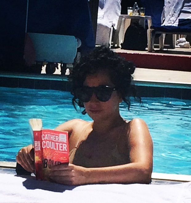 Lady Gaga posa para foto em momento <i>relax</i>