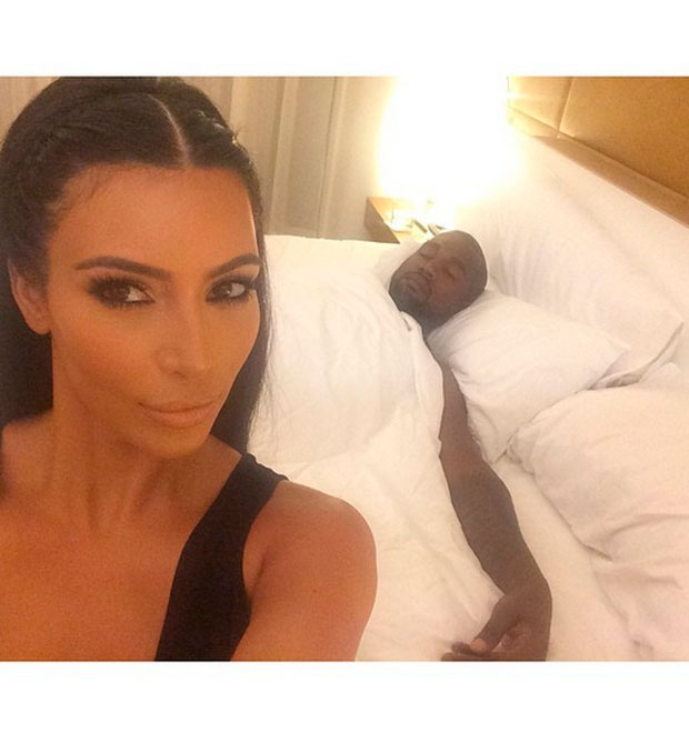 Kim Kardashian faz <i>selfie</i> e mostra Kanye West dormindo ao fundo