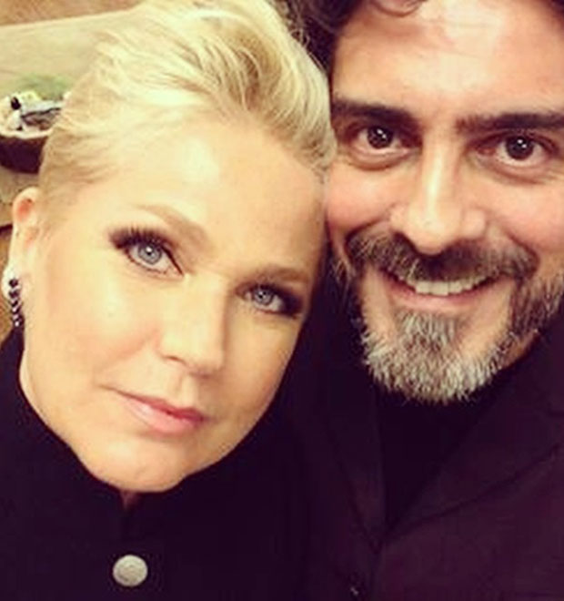 Xuxa prestigia namorado em lançamento de novela e fala sobre ciúmes: <i>Levo na boa</i>