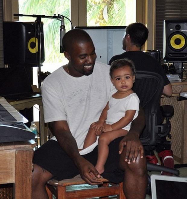 Kanye West leva a filha para o estúdio de gravação, veja!
