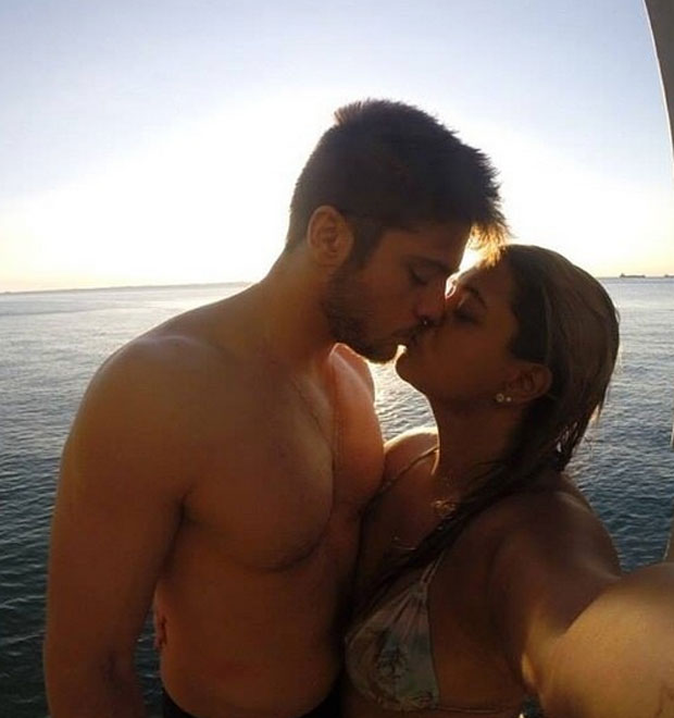Em frente ao mar, Preta Gil faz <i>selfie</i> beijando o noivo