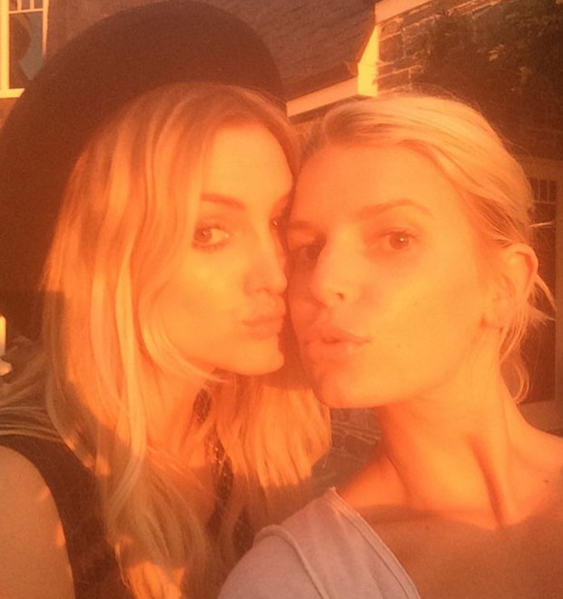 Jessica e Ashlee Simpson mostram semelhanças em <i>selfie</i>