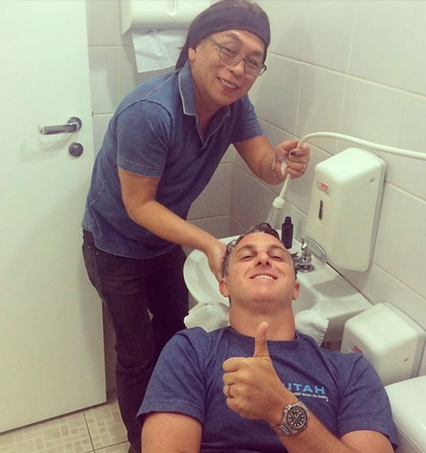 Cabeleireiro lava os cabelos de Luciano Huck em pia de banheiro, confira!