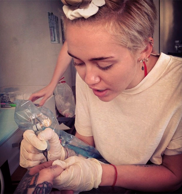 Miley Cyrus vira tatuadora por um dia