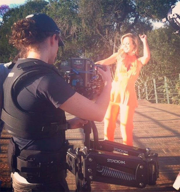 Eliana mostra foto de bastidores de gravação de programa