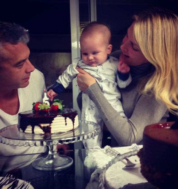 Ana Hickmann comemora os cinco meses do filho com direito a bolo