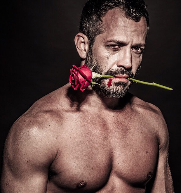 Malvino Salvador fotografa sem camisa e com rosa na boca para exposição