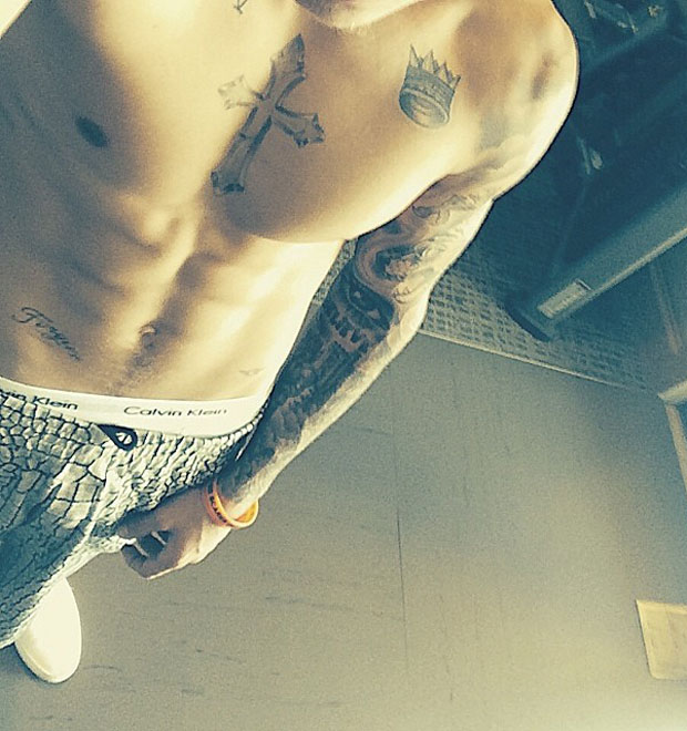 Justin Bieber posa sem camisa e recebe elogios