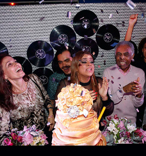 Paulinho Vilhena beija diretora de cinema na festa de Preta Gil, saiba aqui tudo o que rolou!