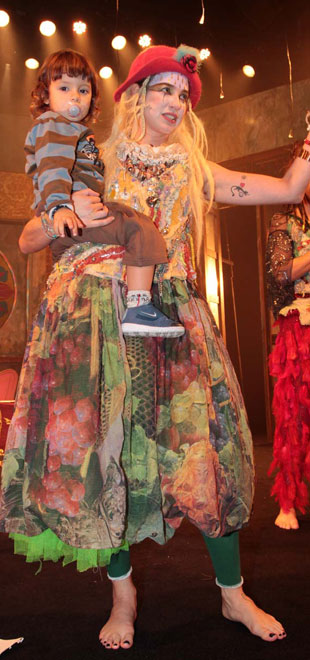 Luana Piovani sobe ao palco com o filho em pré-estreia de musical infantil