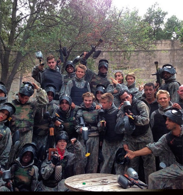 Madonna joga <i>paintball</i> para comemorar aniversário do filho