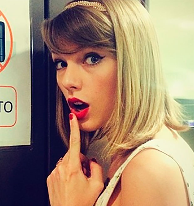 Taylor Swift brinca que é <i>expert</i> em problemas amorosos durante o <i>Teen Choice Awards</i>
