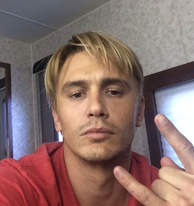 James Franco posa com cabelos loiros