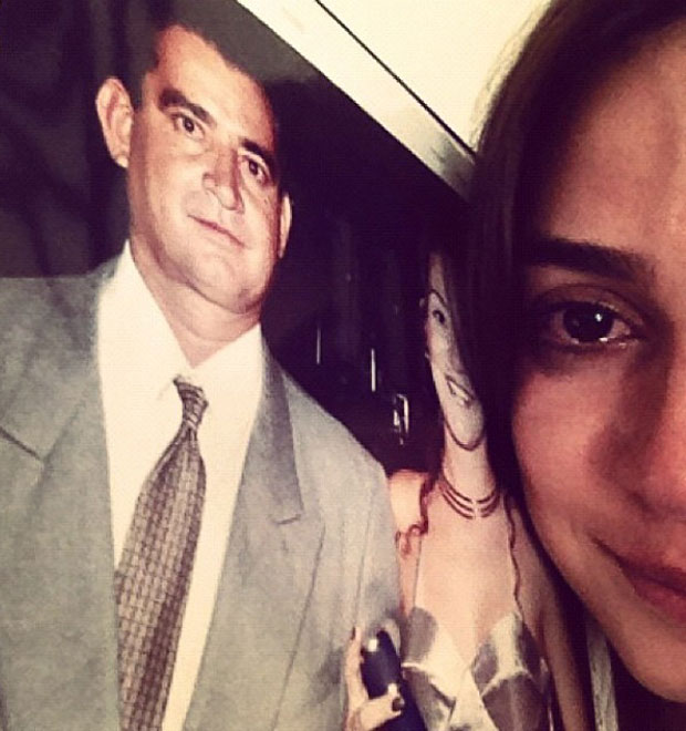 Thaila Ayala se emociona ao lado de foto do pai