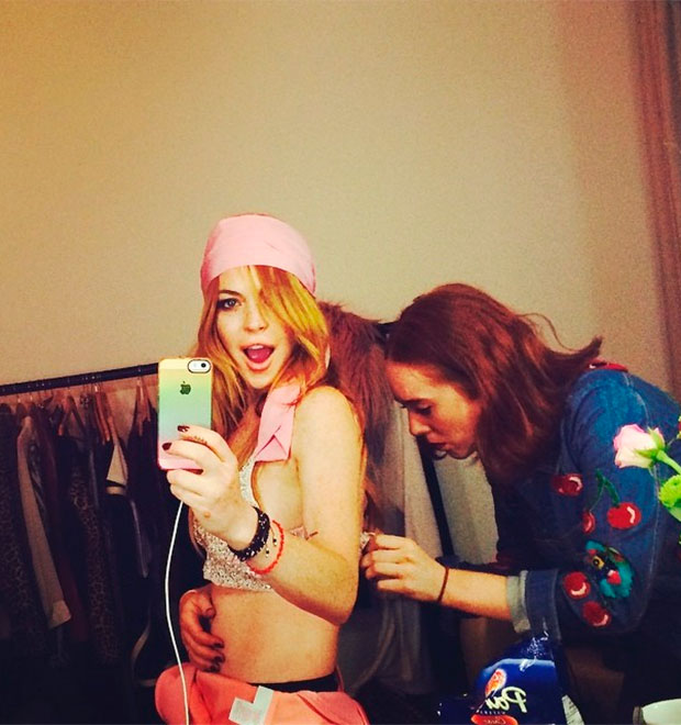 Lindsay Lohan mostra lado brincalhão e deixa barriga de fora para ensaio