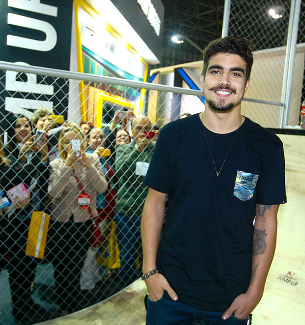 Caio Castro causa tumulto em evento em São Paulo