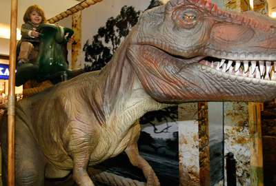 Adriane Galisteu leva filho Vittorio para exposição de Dinossauros