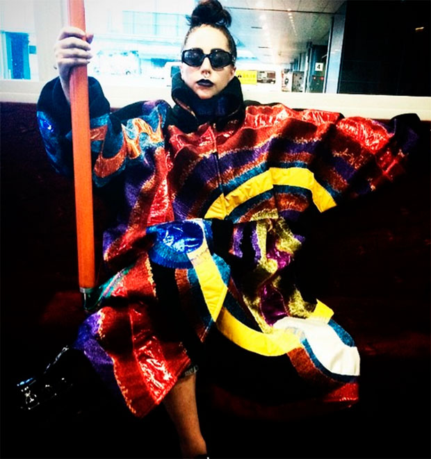 Lady Gaga posa para foto usando jaqueta que ganhou de estilista