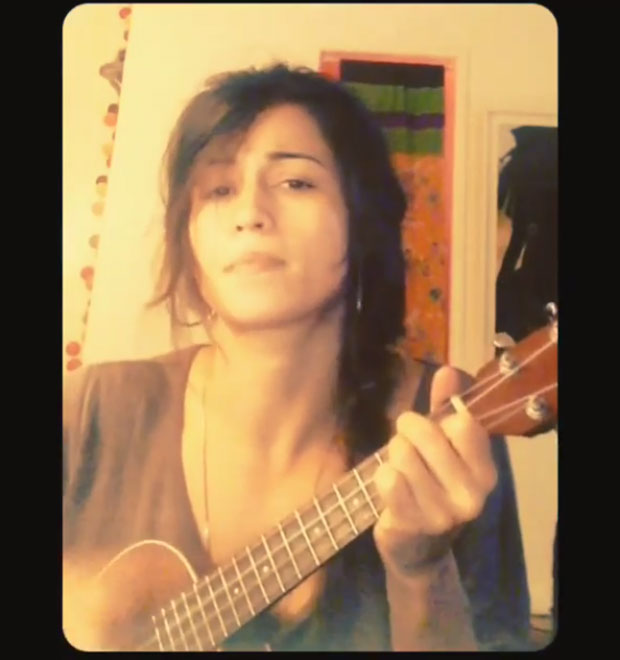 Nanda Costa aparece cantando e tocando ukulele
