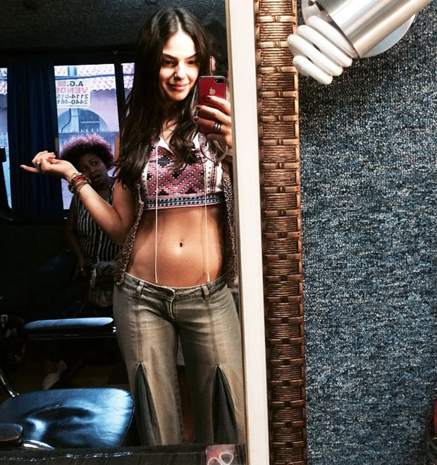 Isis Valverde posta foto com calça baixa e barriga de fora