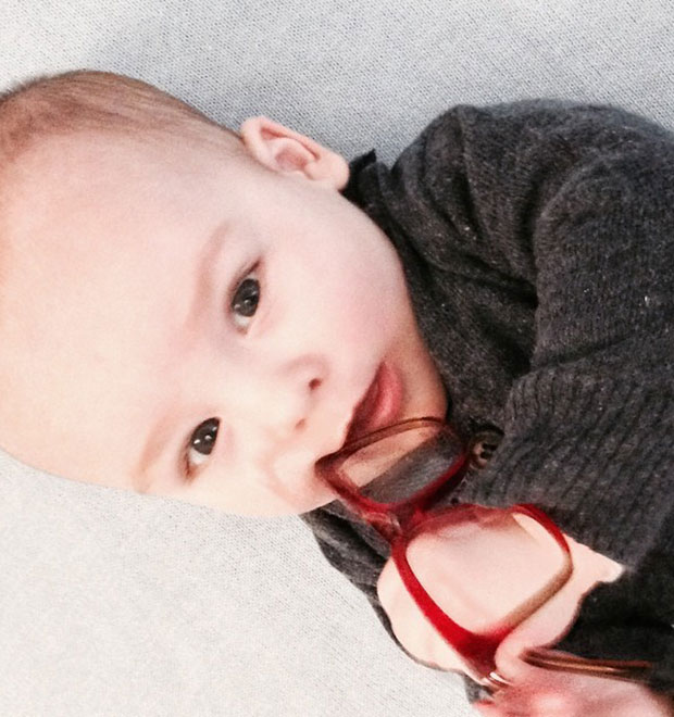 Ana Hickmann posta foto do filho com óculos na boca