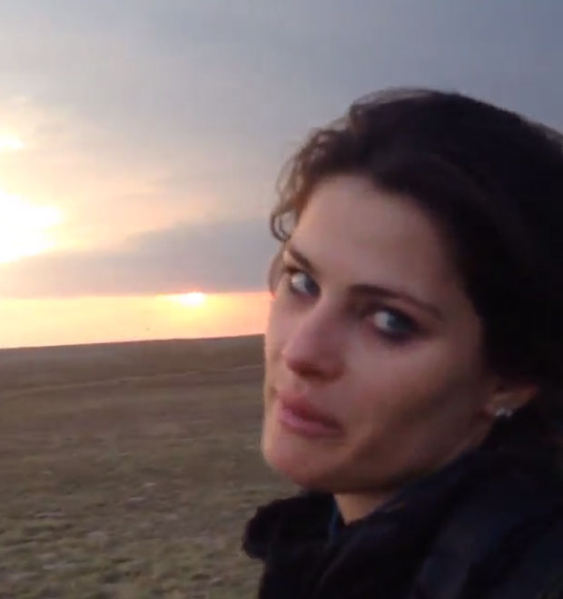 Isabeli Fontana salta de paraquedas e cai no choro