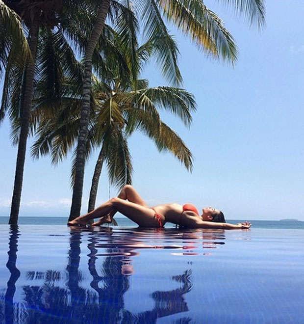Kim Kardashian sensualiza de biquíni na beira de piscina