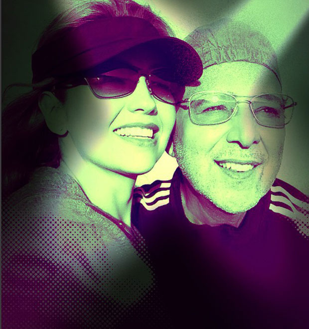 Thalia posa sorridente ao lado do marido e se declara