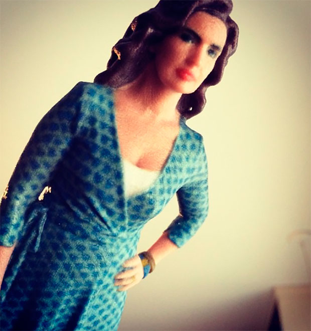 William Bonner mostra boneca parecida com Fátima Bernardes