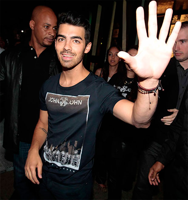 Joe Jonas paquera em balada sertaneja de São Paulo