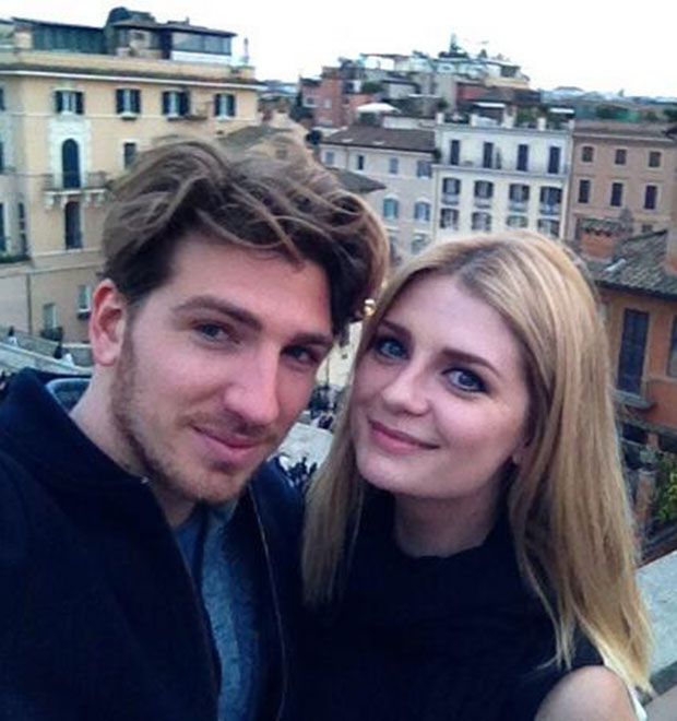 Mischa Barton, atriz conhecida pela série <i>The O.C</i>, está sendo processada por estar de férias