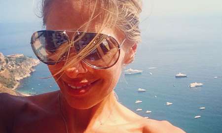 Adriane Galisteu faz <i>selfie</i> com paisagem paradisíaca ao fundo