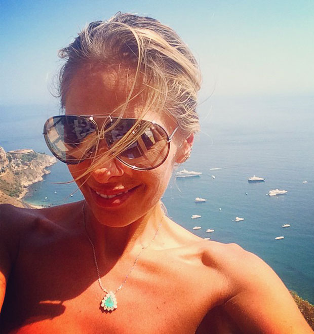 Adriane Galisteu faz <i>selfie</i> com paisagem paradisíaca ao fundo